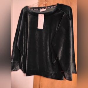 Chic Velvet Top in Deep Green